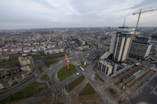 838442 Overzicht van het Westplein en een gedeelte van het Jaarbeursplein te Utrecht vanaf het gebouw van De Volksbank ...